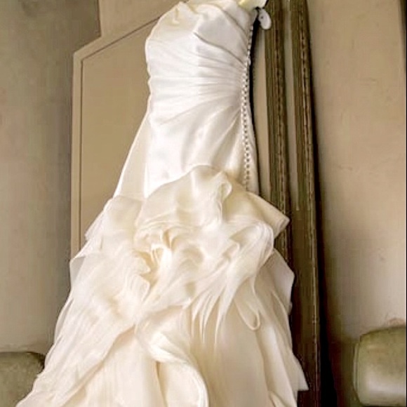 Vera Wang -“ The White Collection” Wedding gown 🔥 - Picture 6 of 16